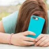 Dlaczego nastolatek żyje w telefonie? Co mówią badania