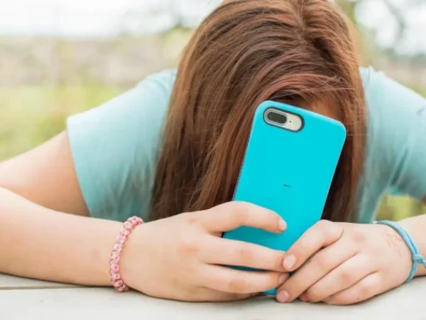 Dlaczego nastolatek żyje w telefonie? Co mówią badania